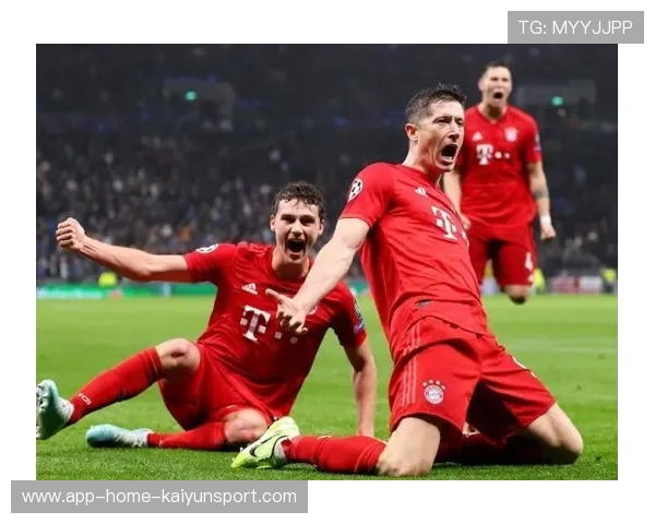 拜仁外线一脚远射入网，莱万完美收官